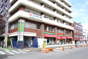 高田馬場駅から徒歩2分。ビルの3Fが当院です。